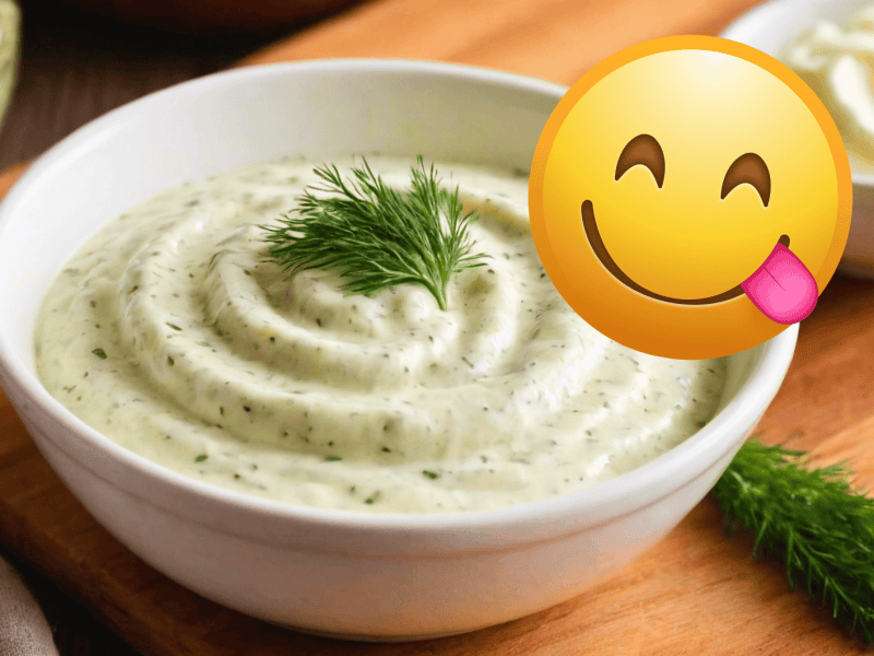 Knoblauchdip mit Dill in einem wei&szlig;en Sch&auml;lchen.