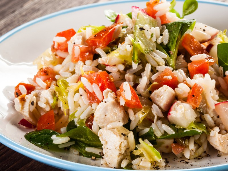 Reissalat mit Melone, H&auml;hnchen und Paprika.