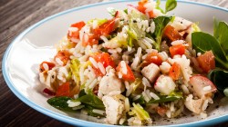 Reissalat mit Melone, H&auml;hnchen und Paprika.