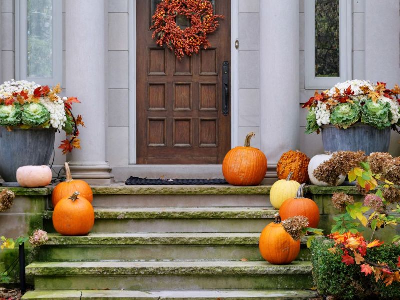 Ein herbstlich dekorierter T&uuml;reingang mit K&uuml;rbissen