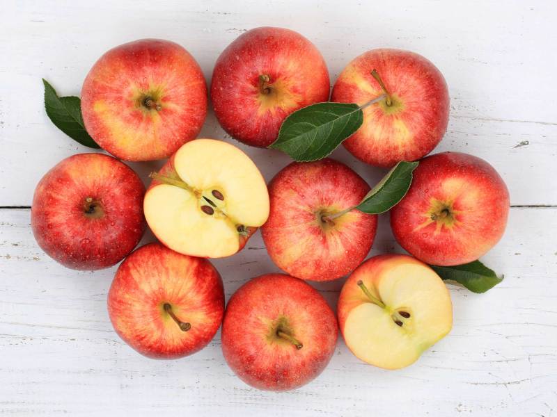Rote &Auml;pfel (Obst, Fr&uuml;chte) von oben Aufsicht auf wei&szlig;en Holzbrett
