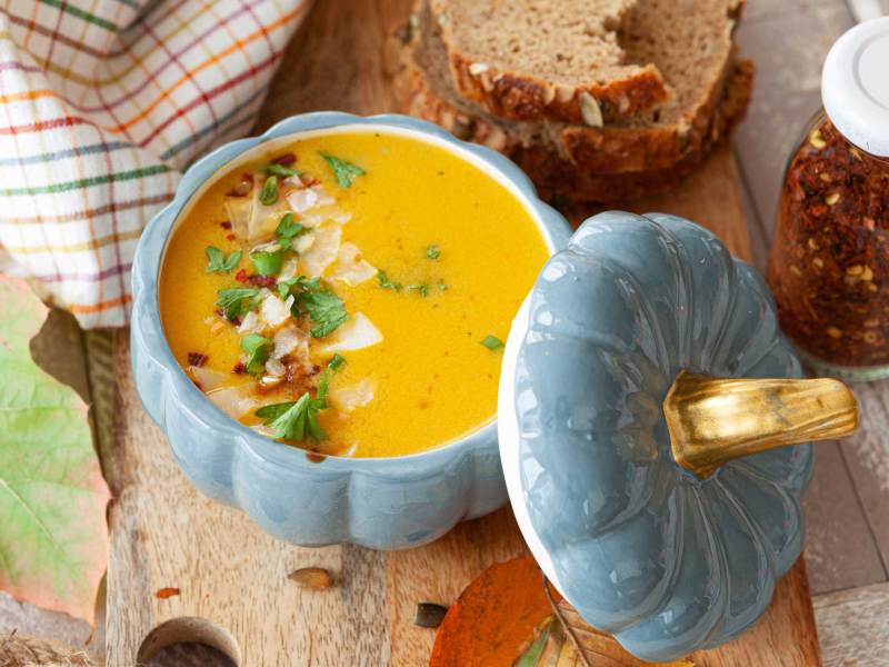 K&uuml;rbissuppe miz Kokosmilch in K&uuml;rbissuppenschale