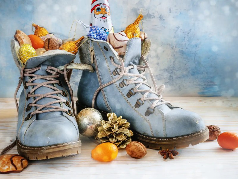 blaue Wanderstiefel mit Nikolaus-Geschenk gef&uuml;llt