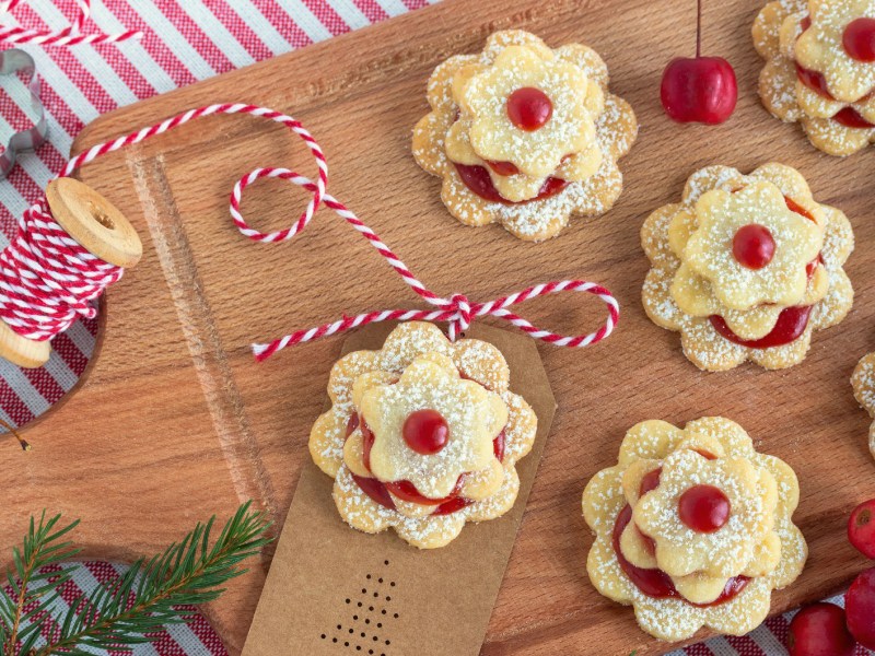 Terrassenpl&auml;tzchen auf Holzbrettchen.