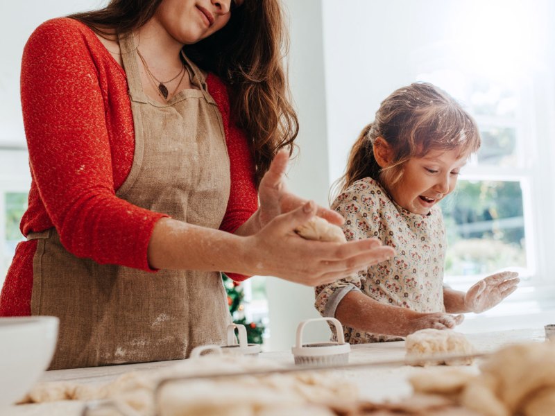 Mtter und Tochter haben sichtlich Spa&szlig; beim Backen von Weihnachtspl&auml;tzchen.