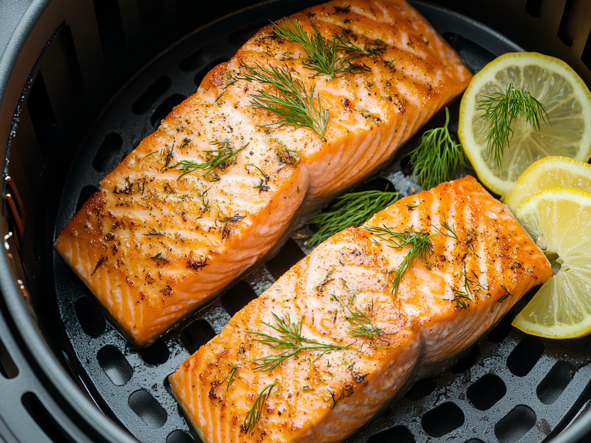 Zwei St&uuml;ck Lachs mit Dill und Zitrone im Airfryer.