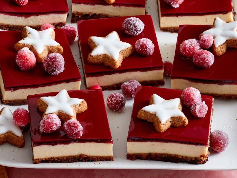 K&auml;sekuchen-Schnitten mit Gl&uuml;hwein-Glasur und Zimtsternen.