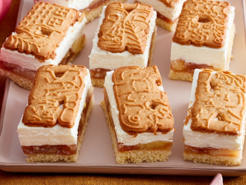 Spekulatius Apfel Kuchen St&uuml;cke auf einem Backblech.