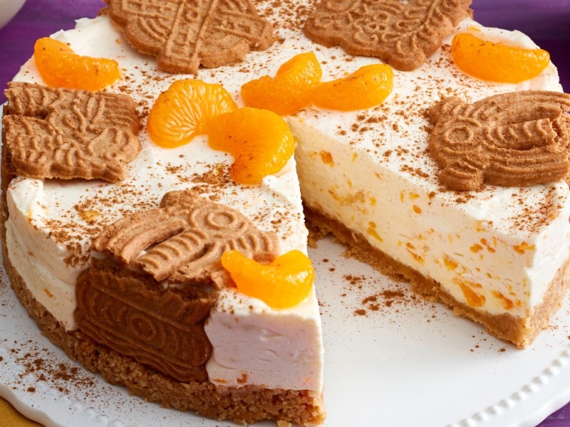 No bake K&auml;sekuchen mit Spekulatius-Keks-Boden und Mandarinen.