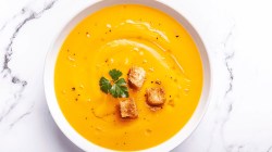 K&uuml;rbissuppe auf wei&szlig;em Hintergrund