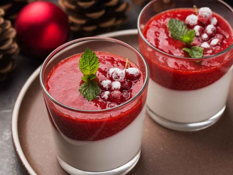Panna Cotta in Gl&auml;sern mit Erdbeerspiegel.