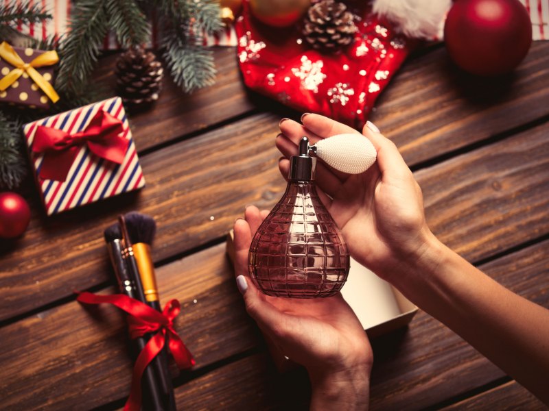 weibliche H&auml;nde, die Parf&uuml;m einpacken, weihnachten