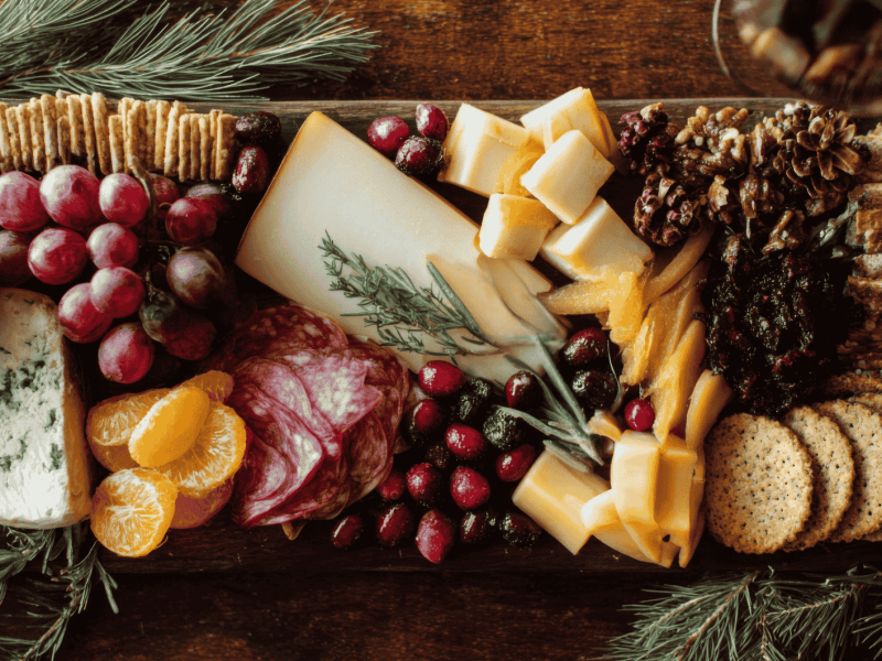 Charcuterie-Board, das weihnachtlich gedeckt wurde.