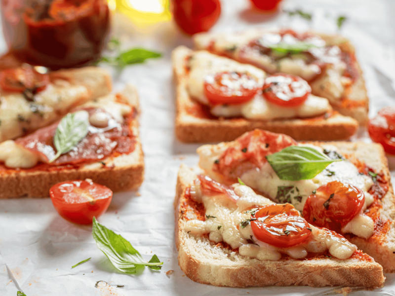 Toasts belegt wie Pizza