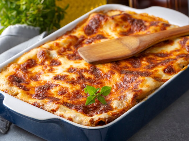 Lasagne in blauer Auflaufform.