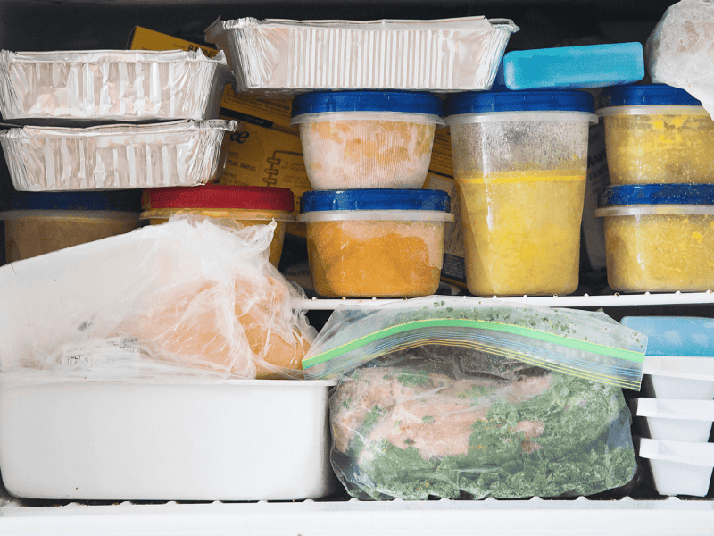 Vollgestellter Gefrierschrank mit Tupperdosen.