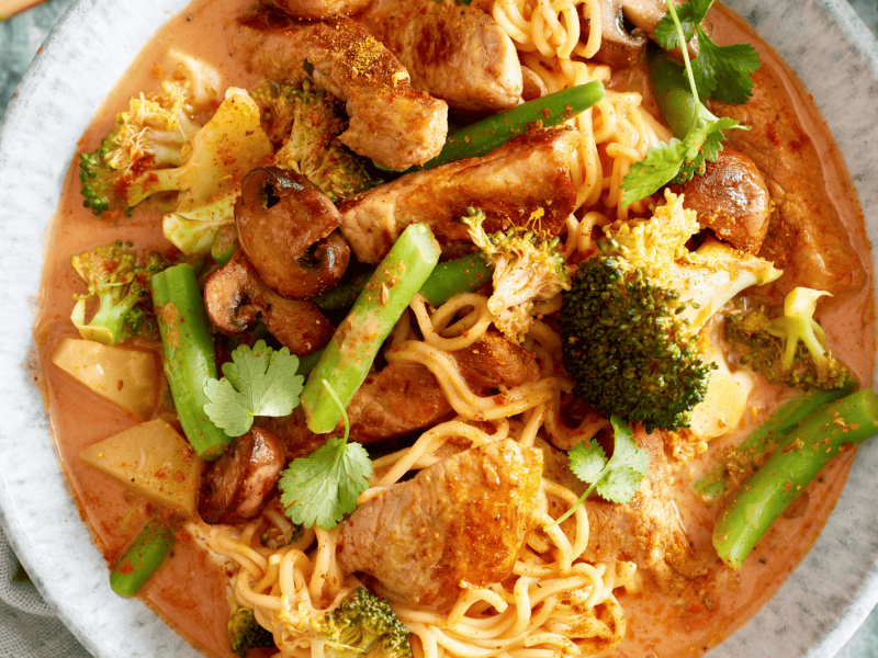 Thai Curry mit Gem&uuml;se und Mie-Nudeln.
