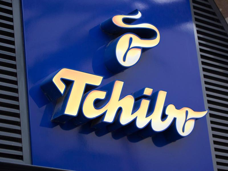 Tchibo-Schild an einem Store.
