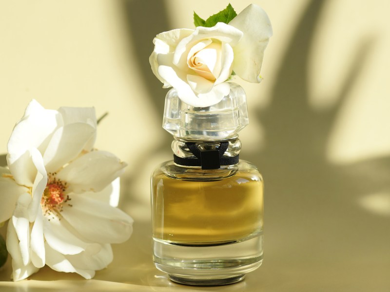 Flakon mit gr&uuml;nem Hintergrund und Blumen