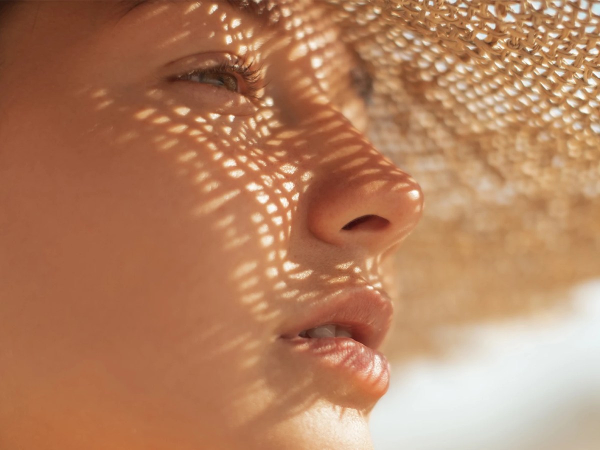 Frau mit gebr&auml;untem Teint in der Sonne