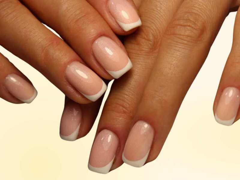 Fingernägel in einer "squoval" Form mit einem French Design