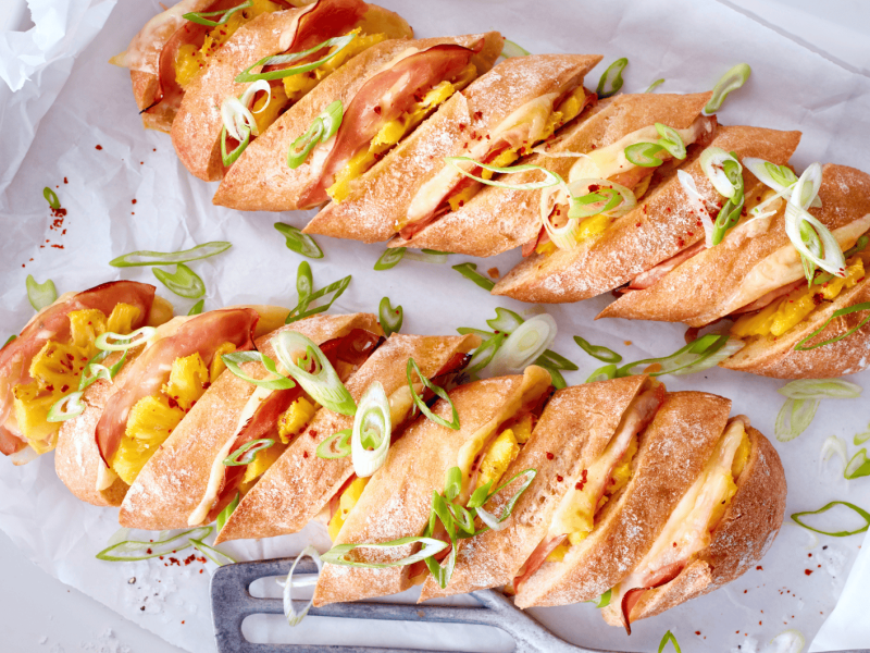 Hasselback-Baguettes mit K&auml;se, Ananas und Schinken.
