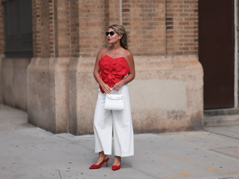 Olga Ferrara tr&auml;gt eine wei&szlig;e Culotte und ein rotes Oberteil.