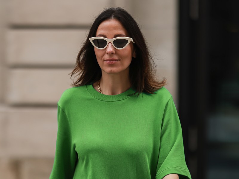 Streetstyle von Elise Seitz in einem hellgr&uuml;nen Kleid