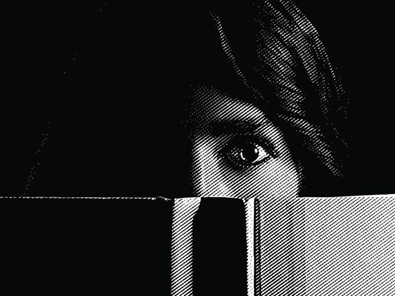 Schwarzwei&szlig;aufnahme einer Frau, die spannendes Buch liest