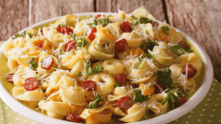 Tortellini Nudelsalat mit Salami und K&auml;se.