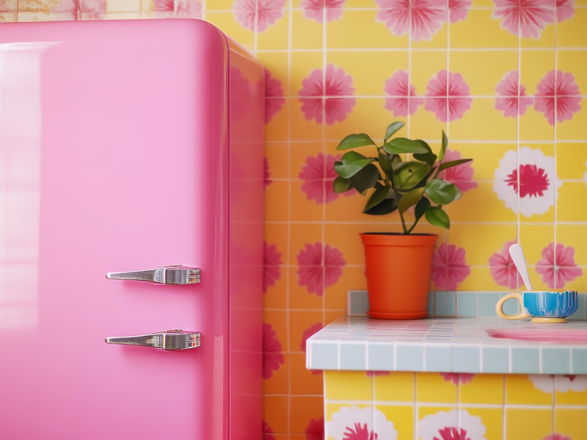 Pinker K&uuml;hlschrank in bunter K&uuml;che