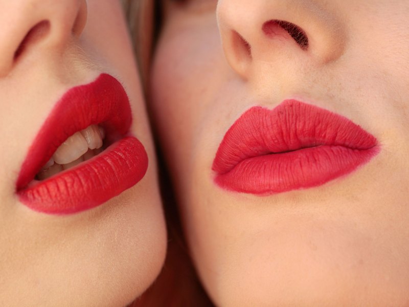 Zwei Frauen mit rot geschminkten M&uuml;ndern.