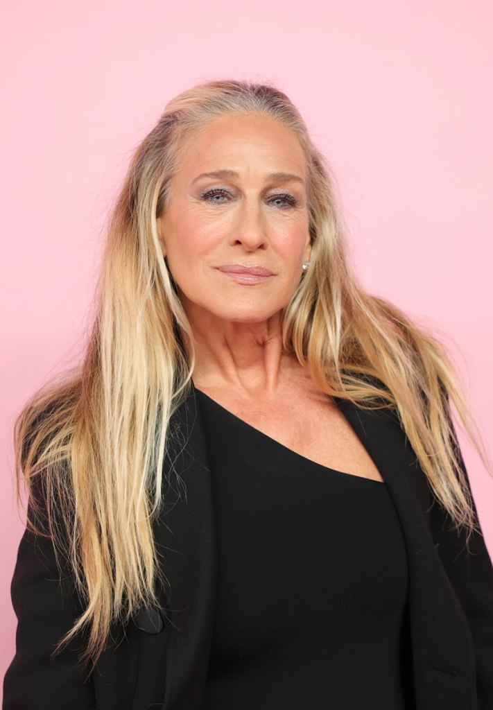 Sarah Jessica Parker mit graublonden Haaren.