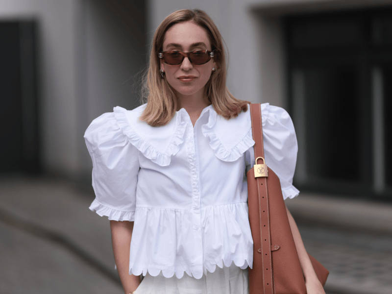 Blonde Frau tr&auml;gt Casual Business Outfit in hellen Farben.