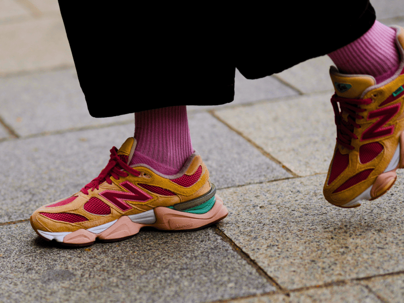 New Balance Sneaker in knalliger Farbe.