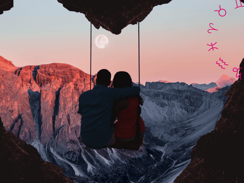 Frau und Mann auf einer Schaukel umgeben von einem Felsen in Herzform. Im Hintergrund Berge bei Sonnenuntergang.