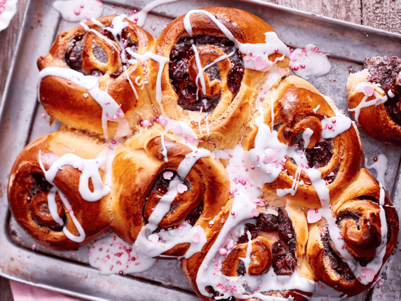 Kirsch-Mohn-Schnecken auf einem Backblech.