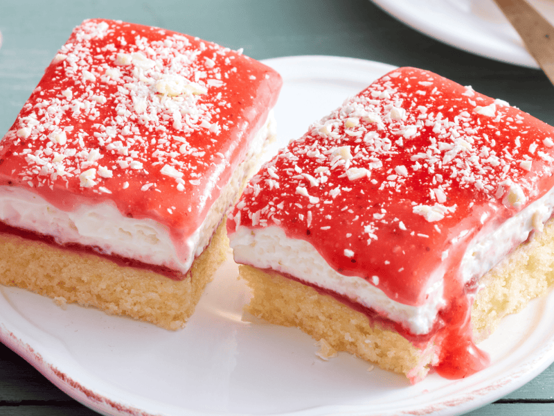 Blechkuchen mit Sahne und Erdbeerso&szlig;e.