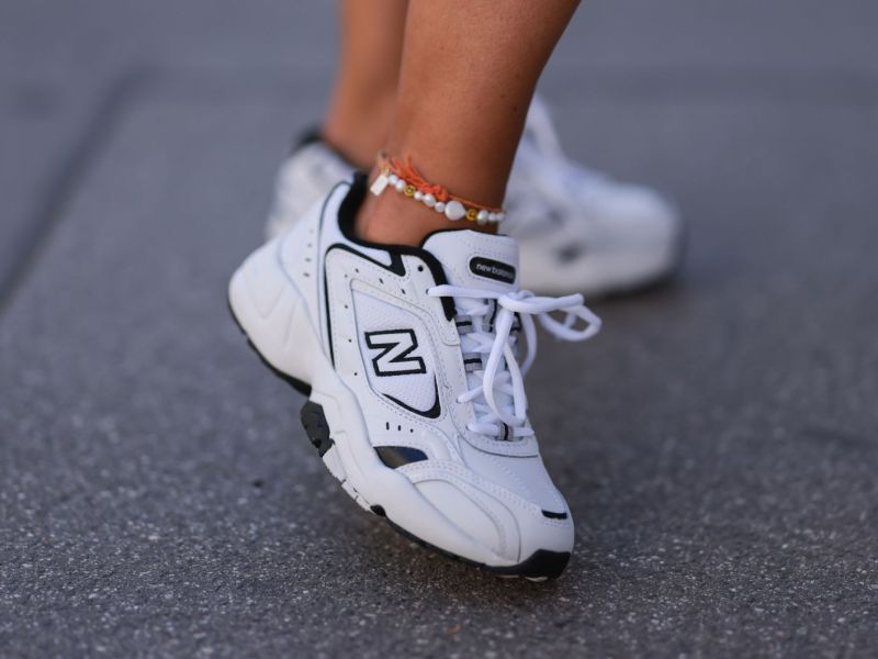 Streetstyle von Karin Teigl in wei&szlig;en Sneakern von New Balance