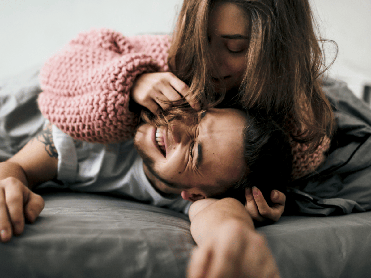 Wie verlieben sich Männer? Anders als Frauen? Das sagt der Experte über die 4 Phasen des Verliebens