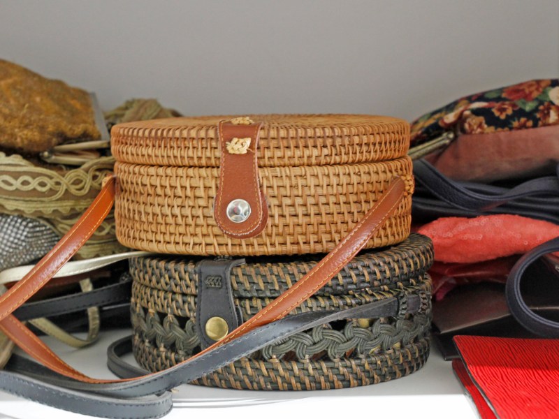 Regal im Kleiderschrank mit alten Vintage-Accessoires