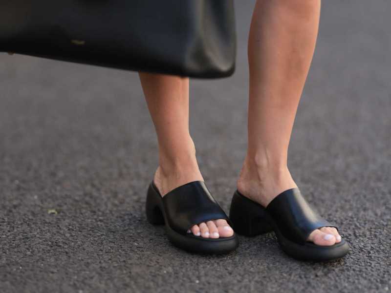Schwarze Sandalen und lackierte Fu&szlig;n&auml;gel
