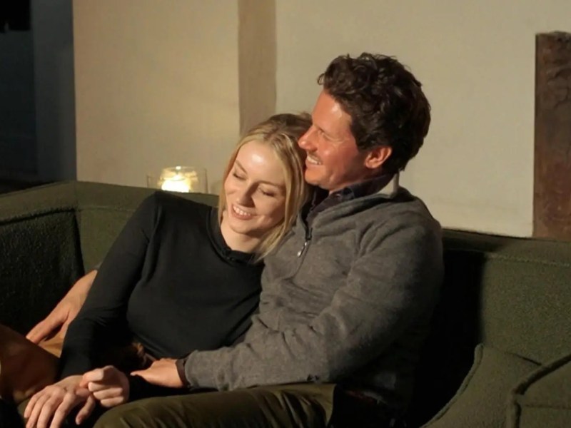 Vanessa und Martin kuscheln bei Bauer sucht Frau International gemeinsam auf der Couch.