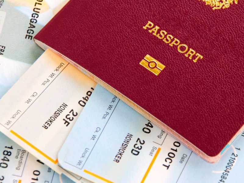 Nahaufnahme von einem Boarding Pass und dem deutschen Pass.