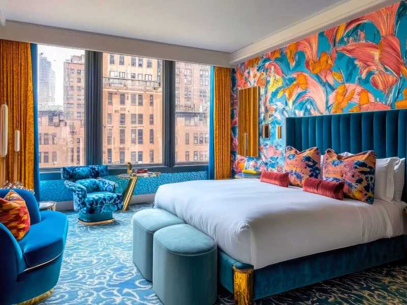 Luxuri&ouml;ses Hotelzimmer mit Stadtblick und k&uuml;nstlerischem Dekor.