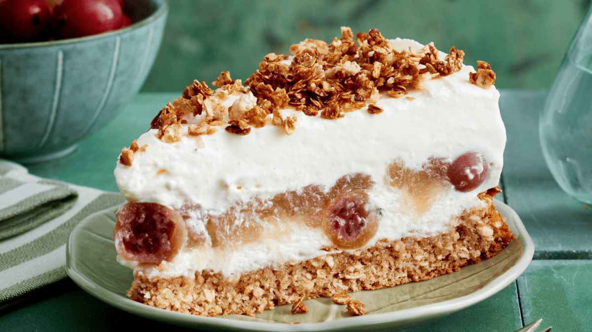 Stück Stachelbeertorte auf einem grüner Kuchenteller.