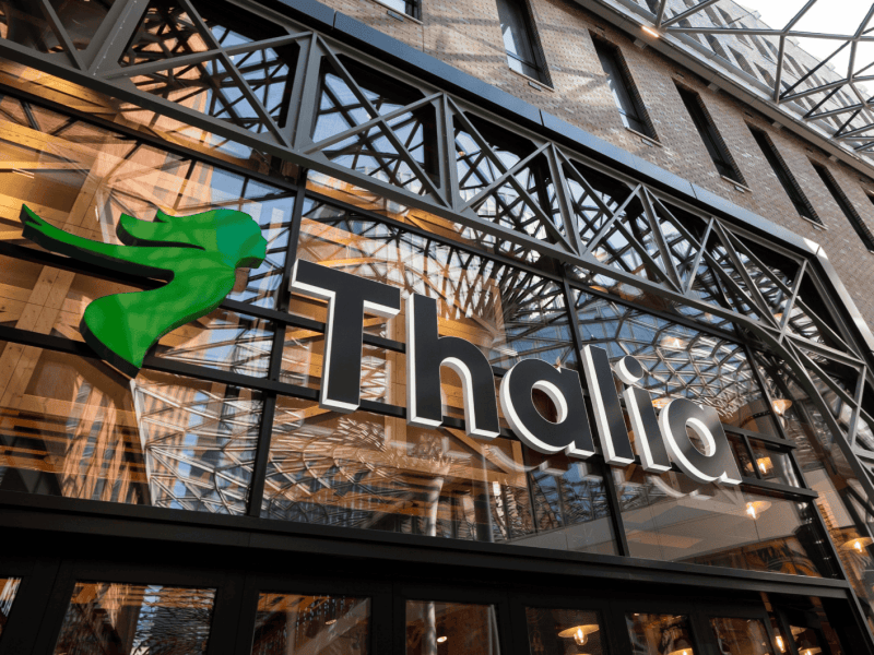 Geschäftsfront einer Thalia-Filiale mit neuem Logo.