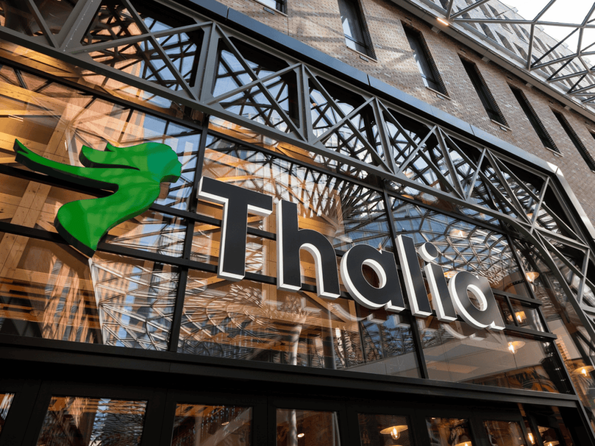 Gesch&auml;ftsfront einer Thalia-Filiale mit neuem Logo.