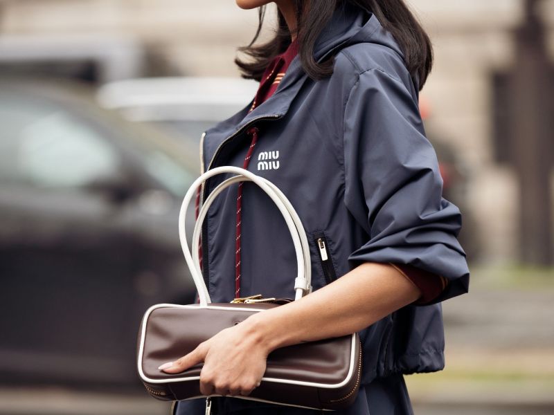 Streetstyle von Frau in dunkelblauer Jacke von Miu Miu