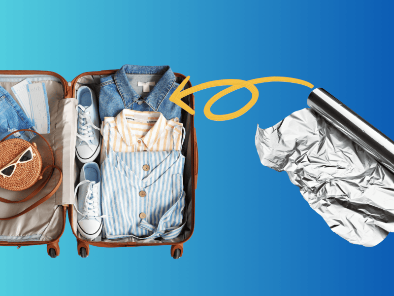 Offener Koffer mit Kleidung und Accessoires auf hellblauem Verlauf, daneben gl&auml;nzende Alufolie mit gelbem Pfeil.